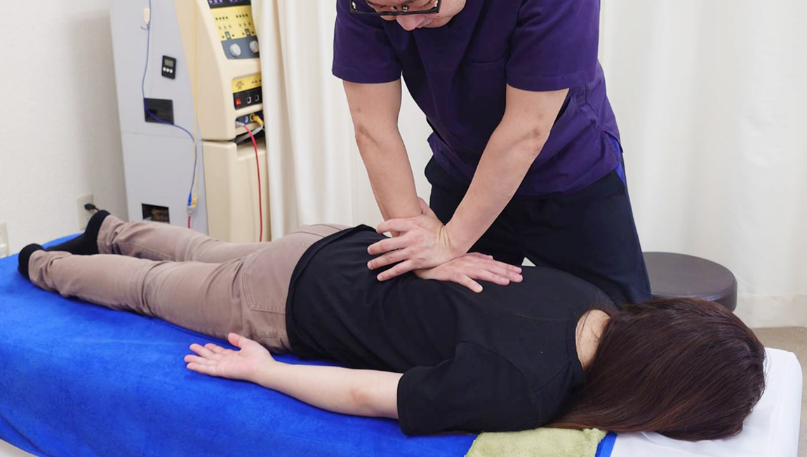 腰痛への施術の様子